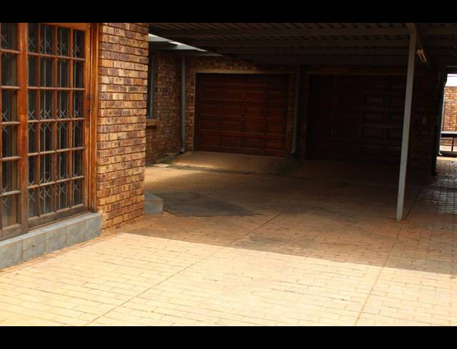 5 BEDROOM HOUSE FOR SALE IN PIERRE VAN RYNEVELD